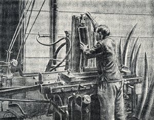 Artisan ivoirier coupant des défenses d