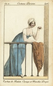 Femme sur le balcon au théâtre avec des jumelles d