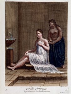 Fille turque à qui on tresse les cheveux dans le bain - dans « Collection de 100 estampes représentant différentes nations du Levant en 1707 et 1708 » par ordre de M. de Ferriol, ambassadeur du roi à la Porte et mise à jour en 1712-13 par les soins de M. L