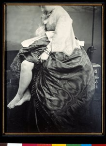 Comtesse Verasis de Castiglione née Virginia Oldoini, assise sur une table (épreuve au bromure d