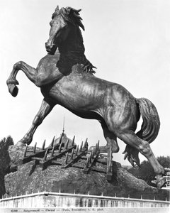 Cheval avec une herse, devant le premier Palais du Trocadéro construit pour l