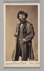 [Portrait en studio : autoportrait portant un pantalon à carreaux et un pardessus] - Pierre Petit