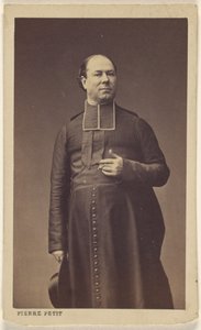[ecclésiastique non identifié, debout, tenant un chapeau]