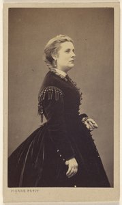 [Femme non identifiée portant une robe sombre, debout, de profil] - Pierre Petit