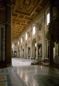 Vue de la nef centrale de la basilique Saint-Jean-de-Latran. Le plafond est probablement réalisé par Pirro Ligorio