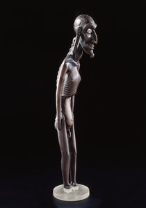 Figure en bois sculptée en forme d