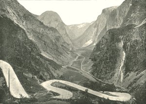 La route en zigzag et les chutes d
