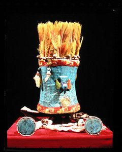 Coiffe à plumes et boucles d