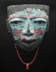 Masque funéraire recouvert de mosaïque de turquoise et de coquillage rouge. Artefact de Teotihuacan, Mexico. Civilisation de Teotihuacan - Art précolombien : masque funéraire de pierres turquoise et roses datant de la civilisation de Teotihuacan III (300-6