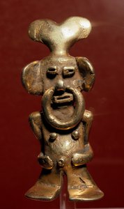 Art précolombien, civilisation Quimbaya (Colombie) : statuette anthropomorphe en or représentant un homme avec un anneau dans le nez. 400-1400 AD. Bogota, Museo de Oro, Colombie - Pre Columbian Pre Columbian