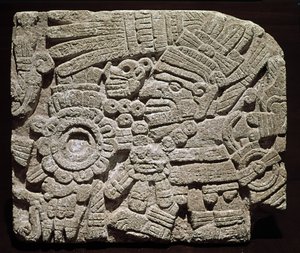 Art précolombien, civilisation mixte : pectoral sculpté représentant un personnage richement vêtu - de Oaxaca, Mexique Musée national d