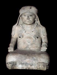 Art précolombien : vieille femme avec une coiffe. Sculpture de Veracruz (Mexique)