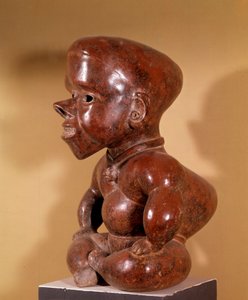 Art précolombien : statuette de bossu nu assis. De Colima. Civilisation des côtes occidentales. 300-1250 après J.-C. Musée archéologique de Guadalajara