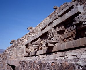 Civilisation précolombienne : vue du site de Teotihuacan (300 av. J.-C.-600 apr. J.-C.) : le Temple de Quetzalcoatl ou Temple du Serpent à plumes. Mexique - Pre Columbian Pre Columbian
