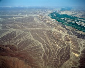 Vue aérienne des lignes de Nazca représentant une figure d