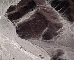 Vue aérienne des lignes de Nazca représentant une figure humaine