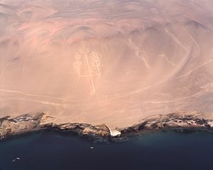 Vue aérienne du candélabre de Paracas ou candélabre des Andes, à la baie de Pisco (1983 - Photographie) - Prehistoric Prehistoric