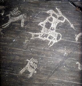 Civilisation des Camunni, Préhistoire, art rupestre : roche funéraire, représentant des chasseurs et des cerfs. Rocher de Naquane, dans la Valcamonica (Val Camonica)
