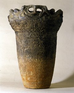 Grand vase en terre cuite de la période Jomon (période préhistorique au Japon). Rome, Musée National d