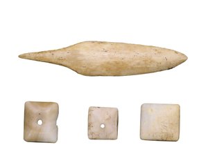 Préhistoire (Néolithique) : Pointe de flèche et boutons en os. De Cueva Toralla (Lleida) - Prehistoric Prehistoric