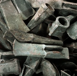 Préhistoire : hache de type Ardea de la nécropole d