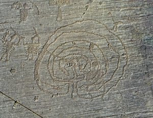 Préhistoire, civilisation Camunni, art rupestre : roche funéraire représentant des guerriers avec des armes, des boucliers et des épées, et un labyrinthe. Période entre le Néolithique et l