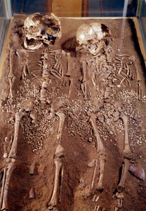 Préhistoire : Squelettes de deux enfants. 30000-25000 av. J.-C. De la grotte de Grimaldi. Saint Germain en Laye, Musée d