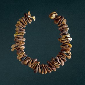 Préhistoire, âge de pierre : collier d
