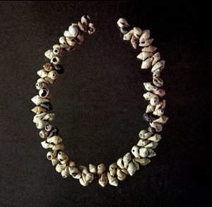 Préhistoire, Âge de pierre : collier de coquillages de la grotte de Polesine, Vénétie. Néolithique moyen. Rome, Museo Nazionale Preistorico Etnografico Luigi Pigorini - Prehistoric Prehistoric