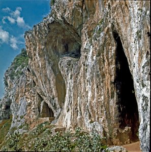 Préhistoire : Les grottes des Balzi Rossi dans le hameau de Grimaldi dans la commune de Vintimille, Italie, habitées par l