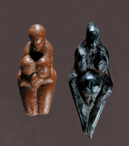 Préhistoire : « Vénus de Grimaldi » Figurines de déesses mères en stéatite jaune et verte datant du Paléolithique supérieur. Dim. 6 cm Saint-Germain-en-Laye, Musée des Antiquités - Prehistoric Prehistoric