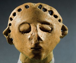 Préhistoire, culture de Cucuteni-Trypillia : tête de statue en argile