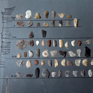 Préhistoire, culture de Pontiniano : pierres et silex (production lithique) de la grotte de Moscerini, Latium. Âge de pierre. Paléolithique supérieur. Rome, Museo Nazionale Preistorico Etnografico Luigi Pigorini - Prehistoric Prehistoric