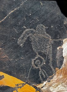 Préhistoire, art rupestre : roche funéraire avec figure humaine. Âge de pierre 5000-2000 av. J.-C. Taghit, Haut plateau du Hoggar (Ahaggar), Algérie
