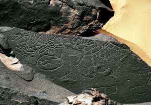 Préhistoire, art rupestre : roche funéraire de formes dans le style Tazina. Âge de pierre 5000-2000 av. J.-C.