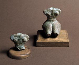 Préhistoire : petite idole (à gauche) datant du Néolithique moyen. Reconstitution à droite. De la Caverna Delle Arene à Candide (Ligurie). Pegli, Museo Villa Pallavicini - Prehistoric Prehistoric