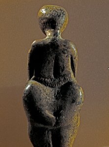Préhistoire : statue de femme gravettienne du site de Kostenki (Oblast de Voronej). 30 000-25 000 av. J.-C. Paléolithique supérieur, Âge de pierre. Saint-Pétersbourg, Musée Pierre le Grand d
