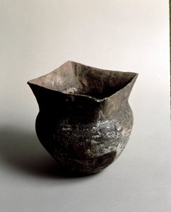 Préhistoire : vase en terre cuite à ouverture carrée de l