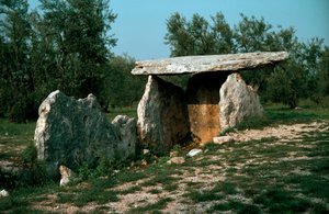 Préhistoire : vue du dolmen de Chianca avec son couloir d