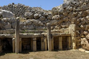 Préhistoire : vue du temple mégalithique de Ggantija, datant du Néolithique (3500-2600 av. J.-C.), île de Gozo, Malte (photo) - Prehistoric Prehistoric
