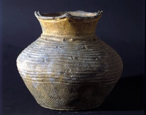 Pot en terre cuite de la période Jomon (période de la préhistoire au Japon). Rome, Musée national d