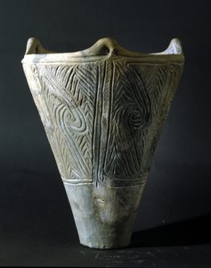 Vase en terre cuite de la période Jomon (période de la préhistoire au Japon). Rome, Musée National d