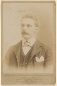 [Homme non identifié avec moustache] - Price