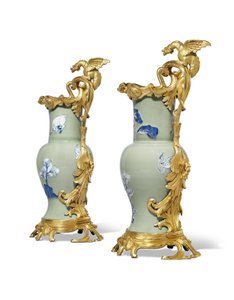 Une paire de verseuses Louis XV, porcelaine 1662-1722, montures vers 1745-49 - Qing Dynasty   Kangxi Period Chinese School