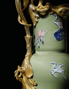 Une paire de verseuses Louis XV, porcelaine 1662-1722, montures vers 1745-49 - Qing Dynasty   Kangxi Period Chinese School