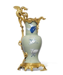 Une paire de verseuses Louis XV, porcelaine 1662-1722, montures vers 1745-49 - Qing Dynasty   Kangxi Period Chinese School