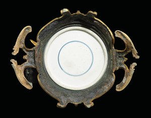 Une paire de verseuses Louis XV, porcelaine 1662-1722, montures vers 1745-49 - Qing Dynasty   Kangxi Period Chinese School