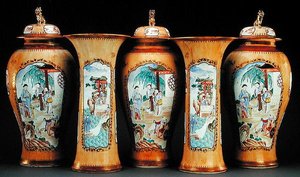 Une garniture de cinq pièces famille rose sur fond café au lait, période Qianlong - Qing Dynasty Chinese School