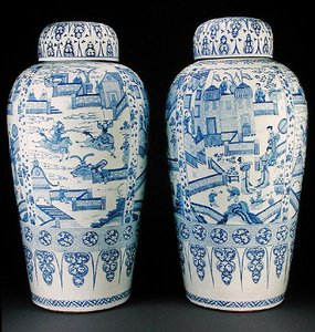 Une paire de vases de soldat bleu et blanc, vers 1700 - Qing Dynasty Chinese School