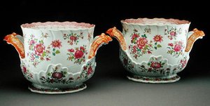 Une paire de rafraîchissoirs famille rose, vers 1775 - Qing Dynasty Chinese School